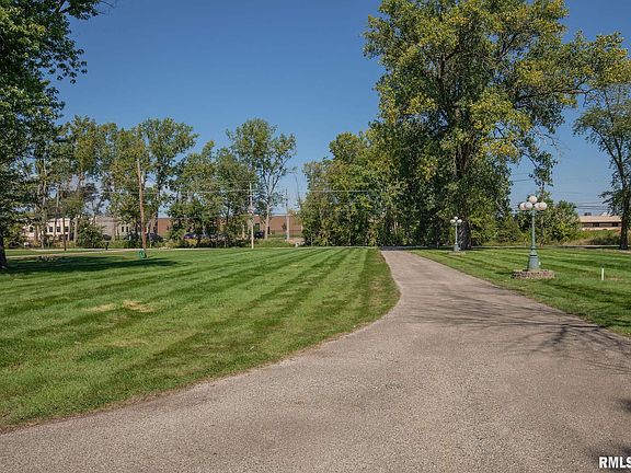 2324 N Shore Dr, Moline, IL 61265 | MLS #QC4255627 | Zillow