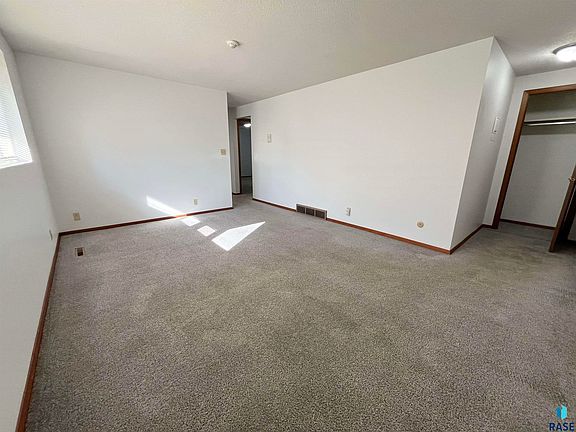 3rd image of 3900 S Hawthorne Ave