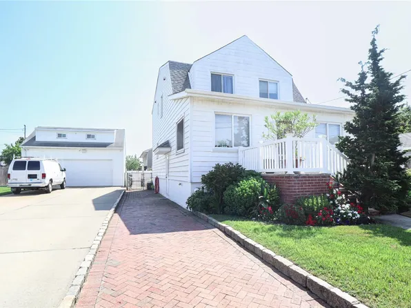 14 Alemeda Street, Inwood, NY 11096