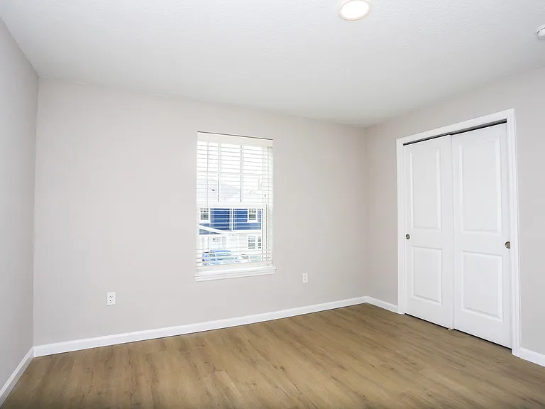 Royal Oak Apartments — Photo 15