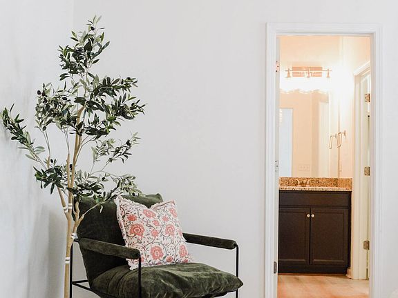 Reading nook in King master