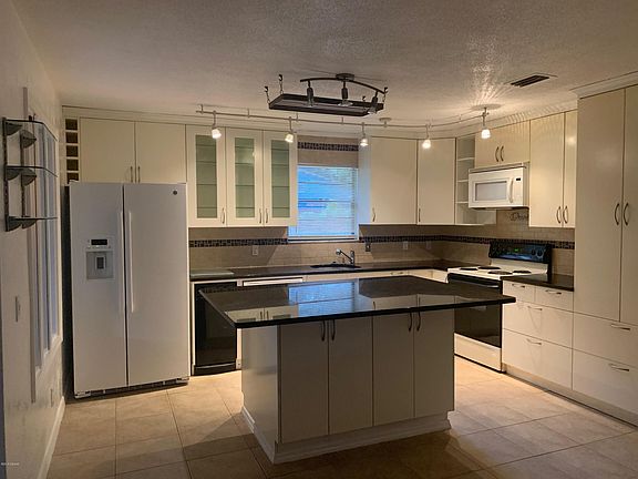 2nd image of 3656 Jackson St APT 21