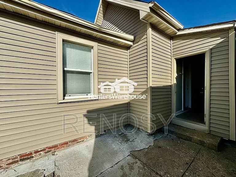 1138 E 8th St — Photo 13