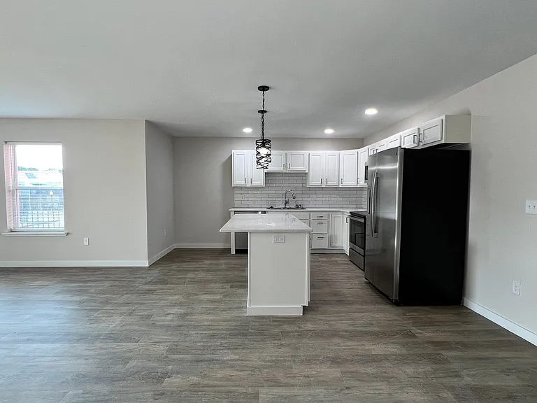 950 S Hebron Ave — Photo 3