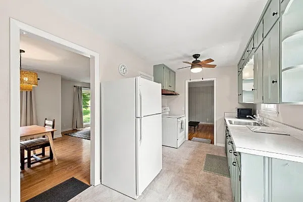 3 bed, 1.5 bath, 1431 sqft, $2,250 — Photo 3