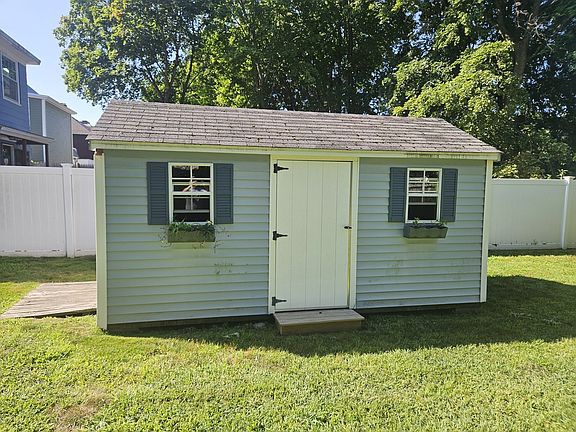 4th image of 399 Stevens St