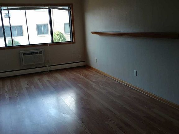 3rd image of 976 Robert St S APT 203