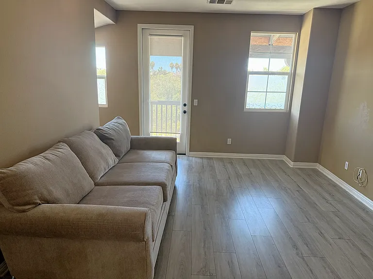 1648 Thompson Ave — Photo 1