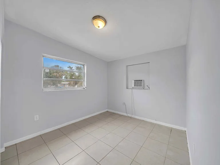 1527 Gardenia Ave — Photo 11