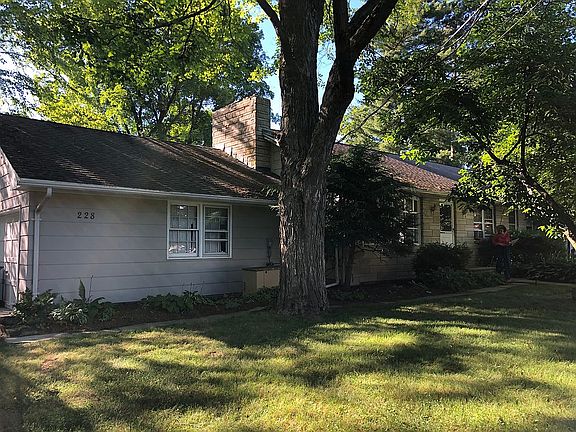 2 car garage & front yard
