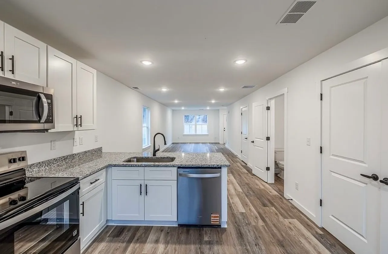 3 bed, 2.5 bath, 1300 sqft, $1,695 — Photo 4