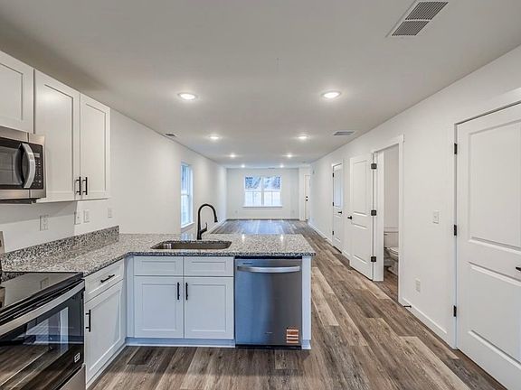 4th image of 267 Vanderbilt Rd