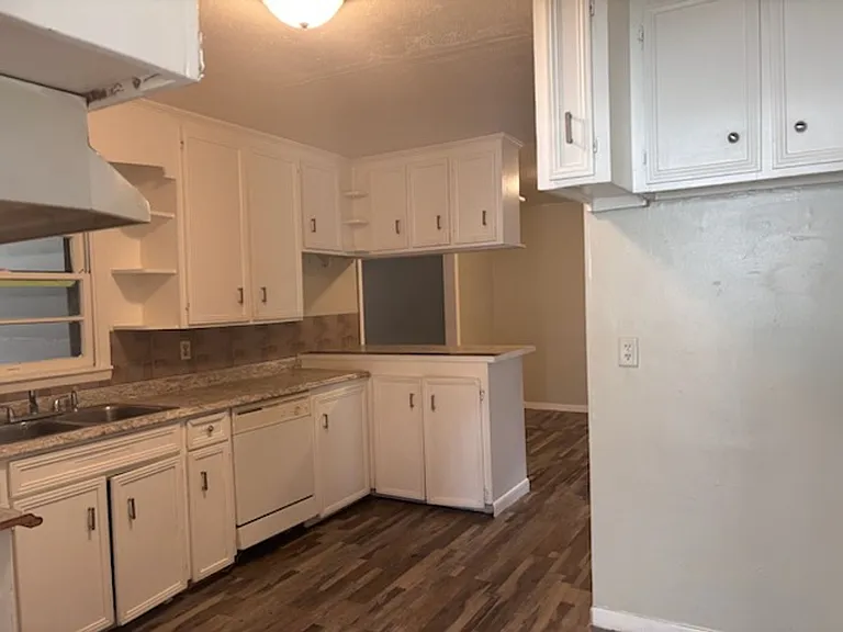 2860 Charleston Dr — Photo 3