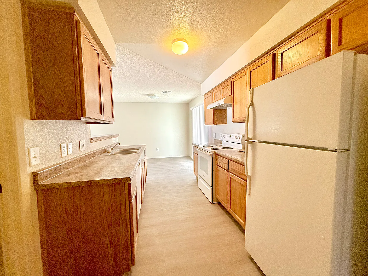 3 bed, 1070 sqft, $1,575 — Photo 3