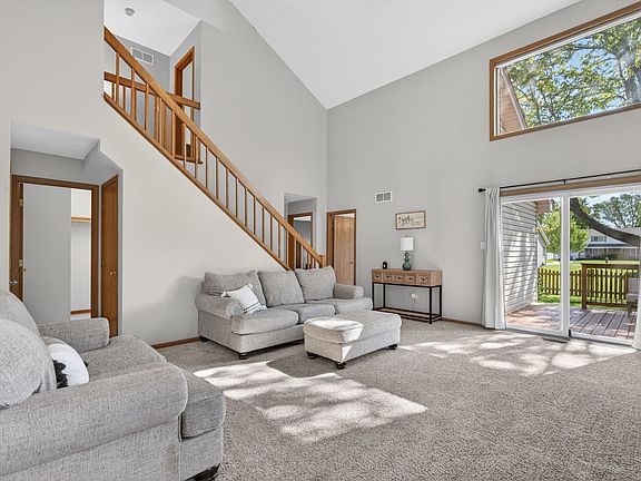 2nd image of 212 Huntington Ct