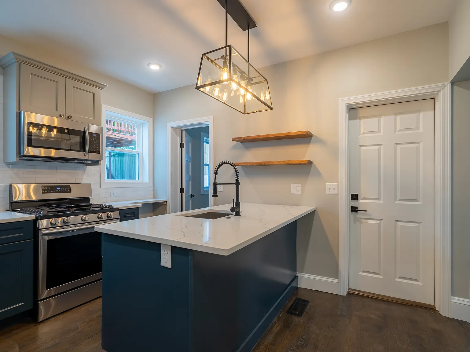 3 bed, 1108 sqft, $3,400 — Photo 2