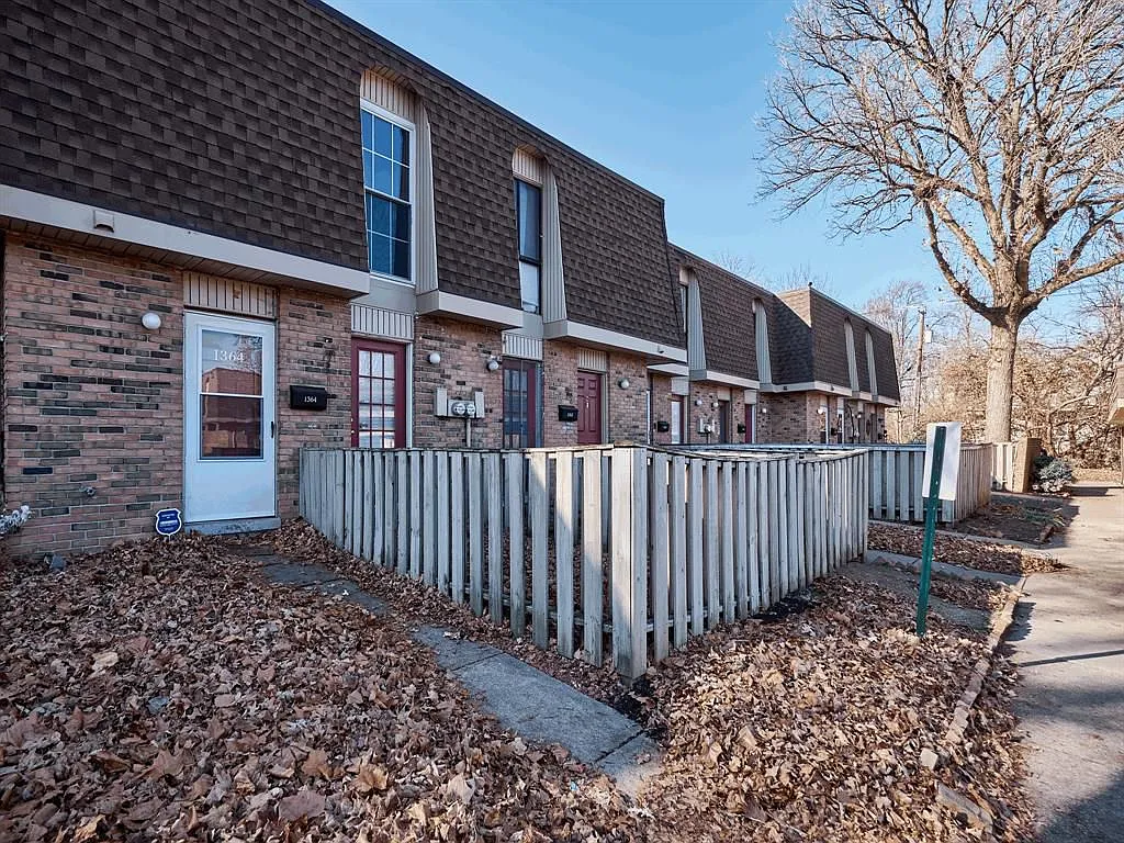 1364 Tishman Ln photo 1