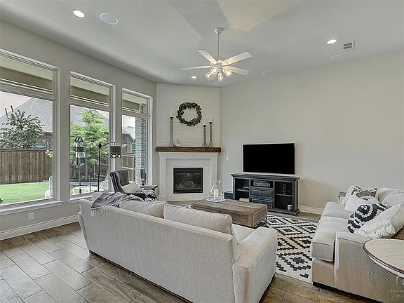 5th image of 305 Cowling Dr
