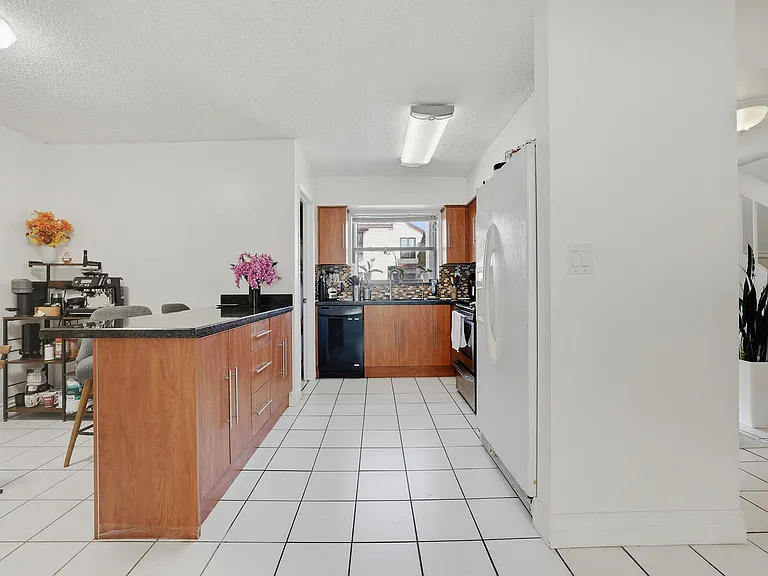 9702 NW 5th Ln #9702 — Photo 6