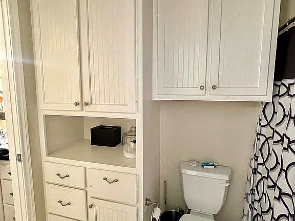 Jack and Jill bathroon 