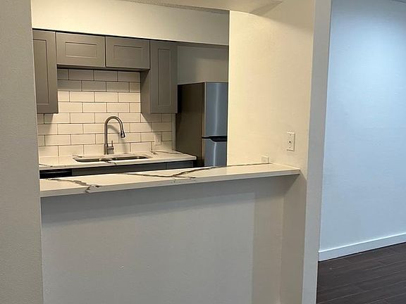 Bar in dining area, great for bar stools