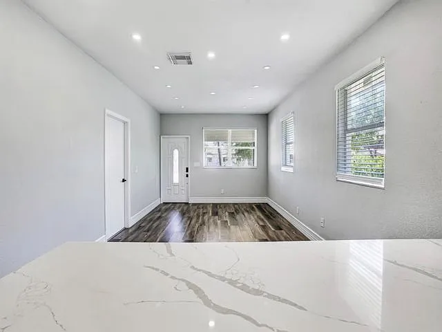 724 SW 9th St — Photo 4