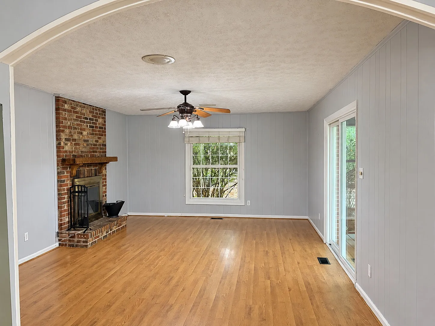 4 bed, 2143 sqft, $1,975 — Photo 4