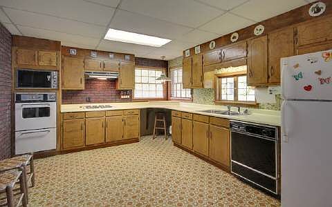 3rd image of 735 Beech Cove Dr