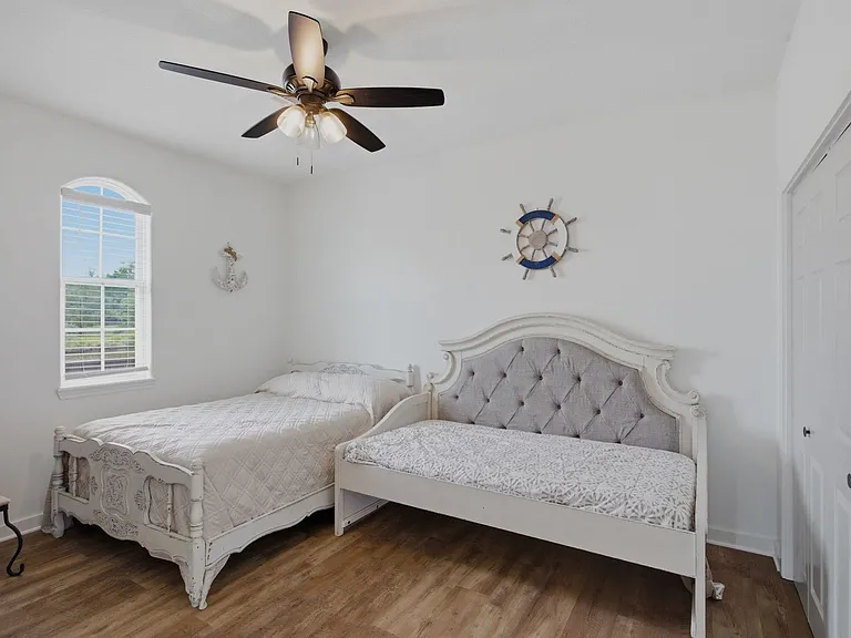 7238 Pirates Cove Ln — Photo 9