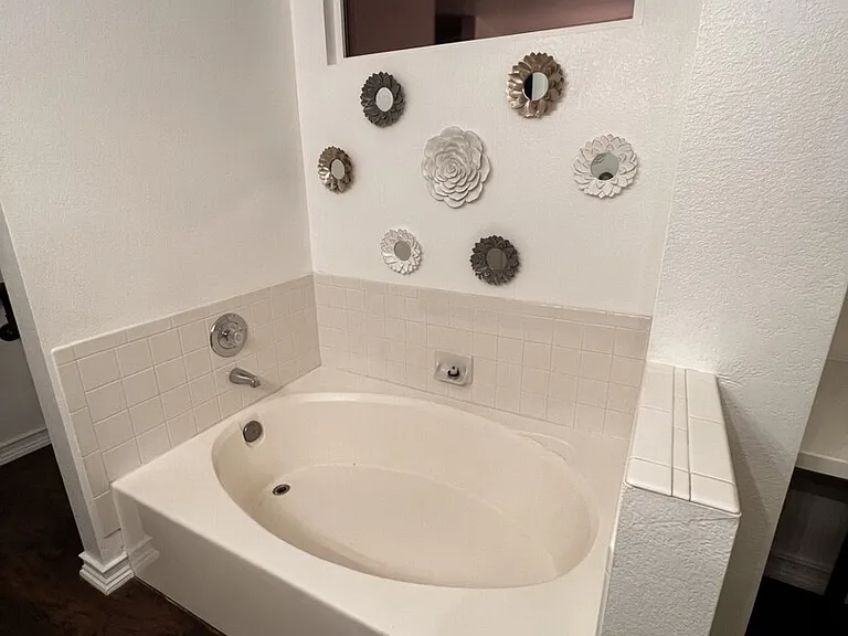 E Essex Village Dr — Photo 17