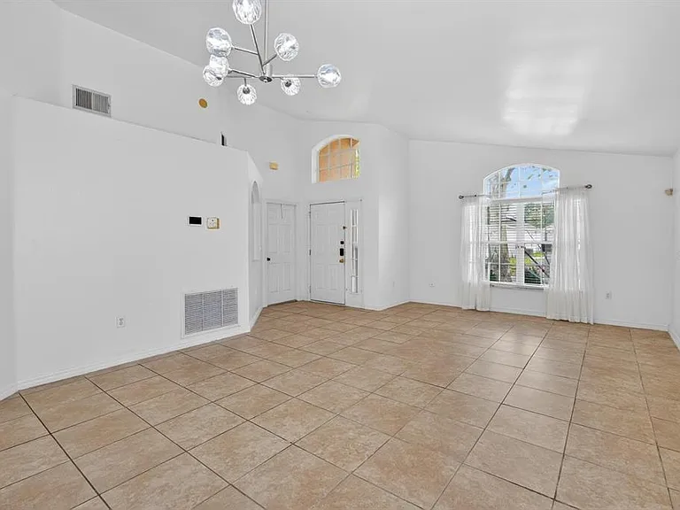 419 Buckingham Cir — Photo 3