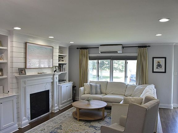 Living Room w/gas fireplace