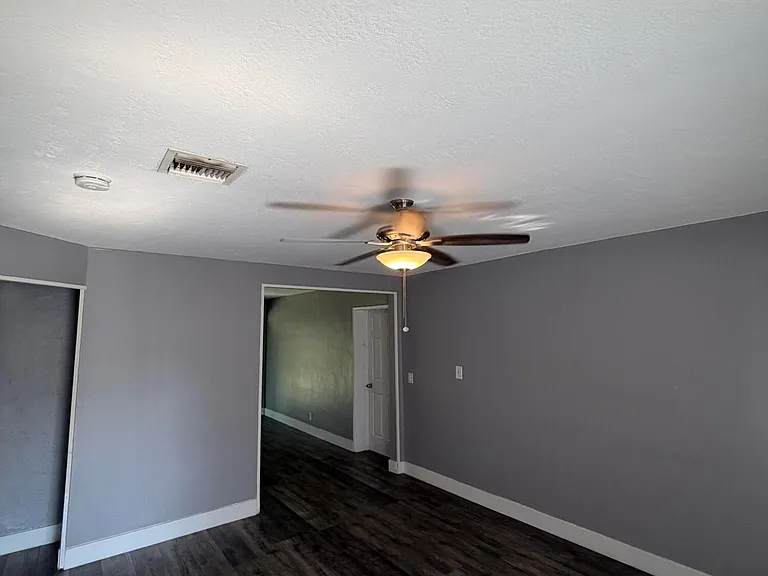 4927 SW 44th Ter — Photo 2