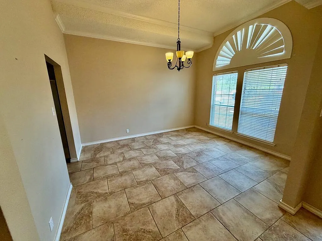 3 bed, 2.0 bath, 2327 sqft, $3,100 — Photo 2