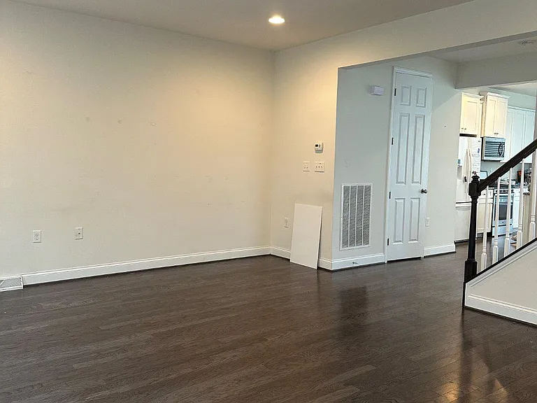 135 Pickering Ln — Photo 3