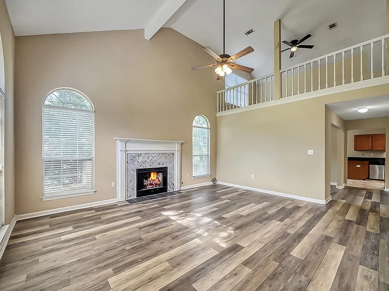 301 Ashley Dr — Photo 4