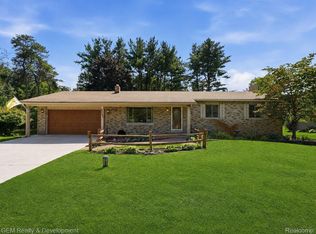 2067 Glen Iris Dr, Commerce Township, MI 48382