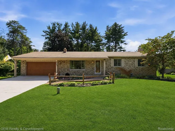 2067 Glen Iris Dr, Commerce Township, MI 48382