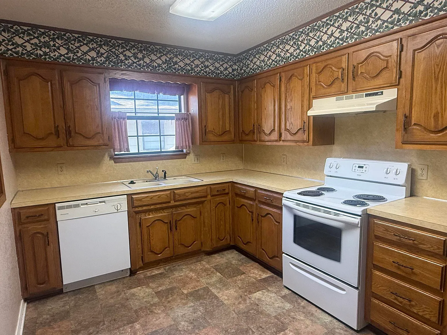 2 bed, 1.0 bath, 732 sqft, $1,300 — Photo 2