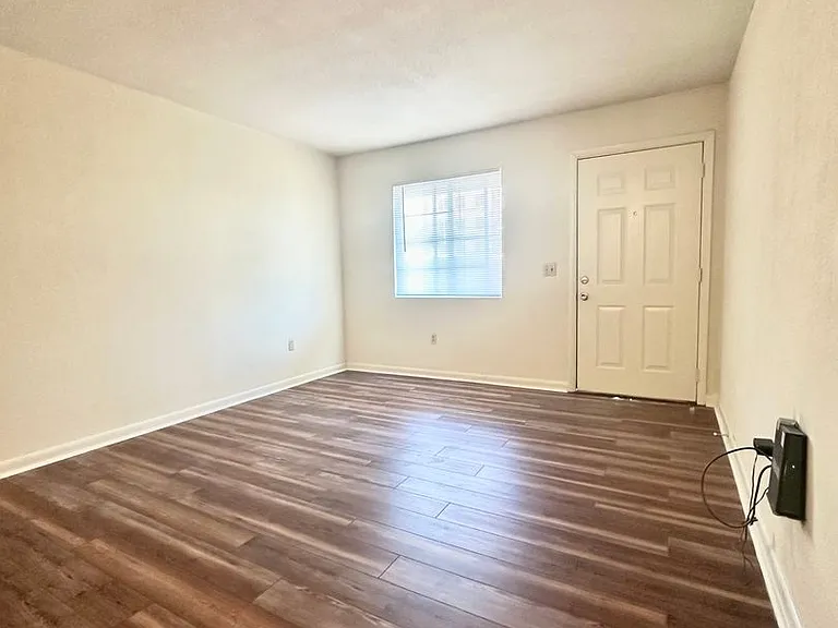 University Pointe Apartments — Photo 5