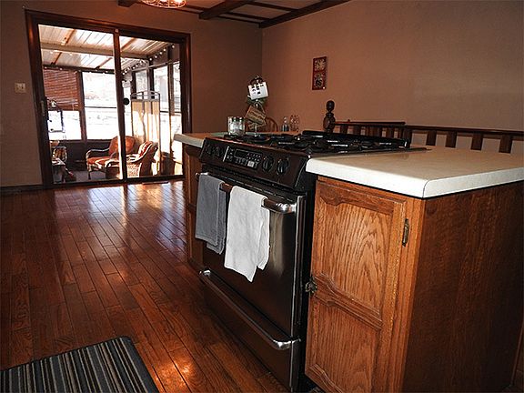 4th image of 903 Pleasant St