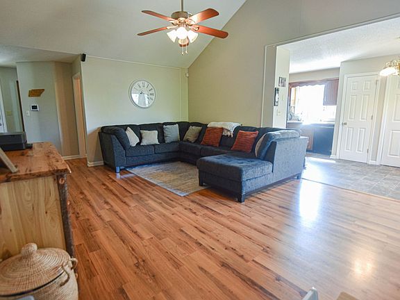 3rd image of 204 Windmeade Cir