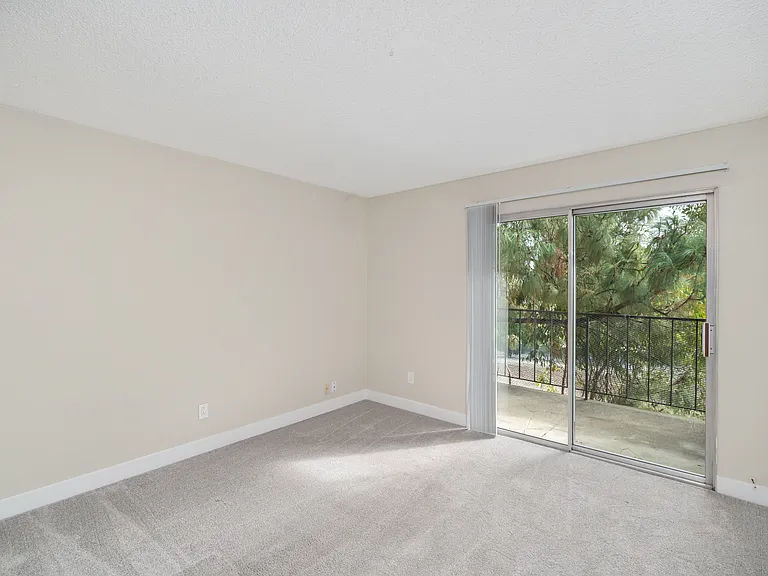 Lynwood Knolls — Photo 26