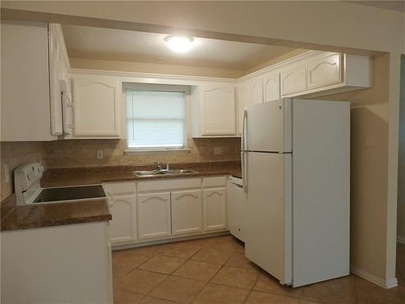 5th image of 300 Daisy Dr