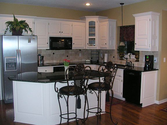 Beautiful updated kitchen w/granite countertops and tumbled stone backsplash
