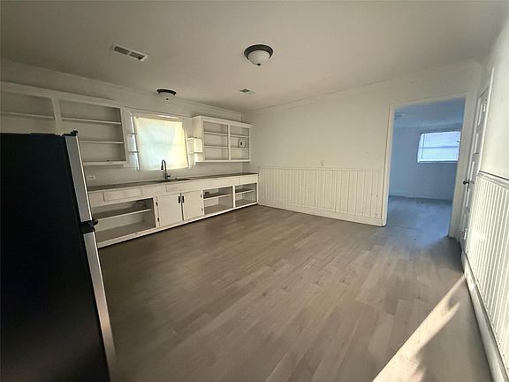 5th image of 2830 Lombardy Dr