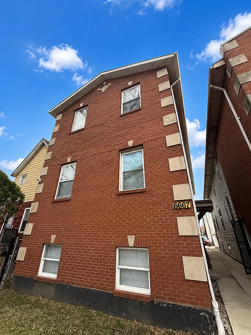 4 bed, 1000 sqft, $1,600 — Photo 1