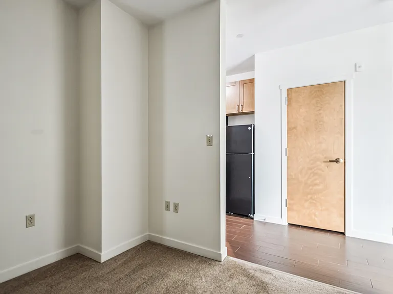 1032 Hope Street Apartments — Photo 9