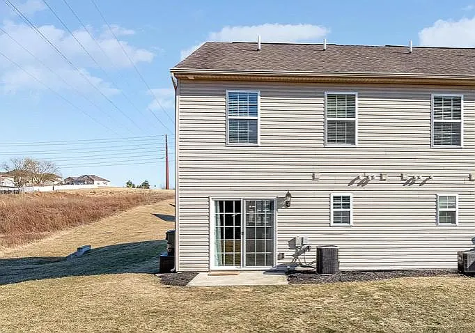 3 bed, 1320 sqft, $1,985 — Photo 3