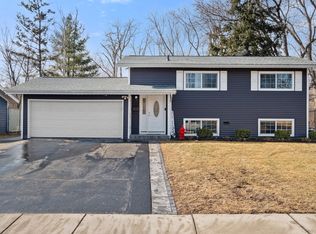 425 Willow Rd, Wauconda, IL 60084